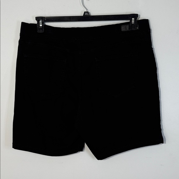 DKNY Shorts Black Pull On Bermudas in Size XXL EUC - Picture 4 of 8